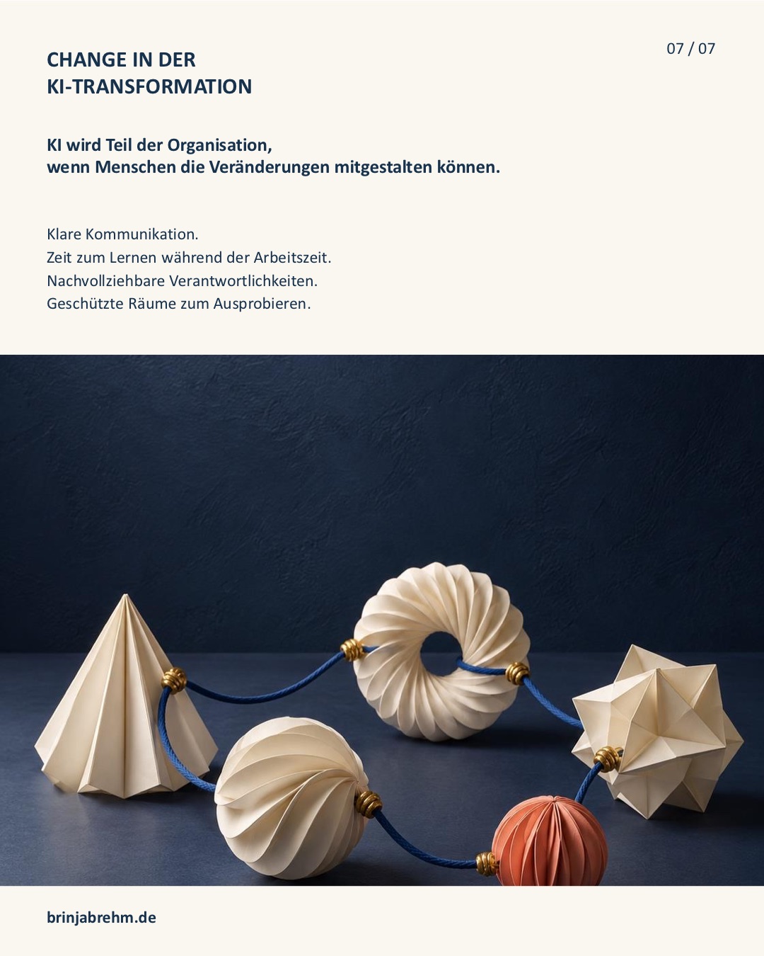 Folie 7 von 7: KI wird Teil der Organisation, wenn Menschen die Veränderungen mitgestalten können. Klare Kommunikation. Zeit zum Lernen während der Arbeitszeit. Nachvollziehbare Verantwortlichkeiten. Geschützte Räume zum Ausprobieren.
